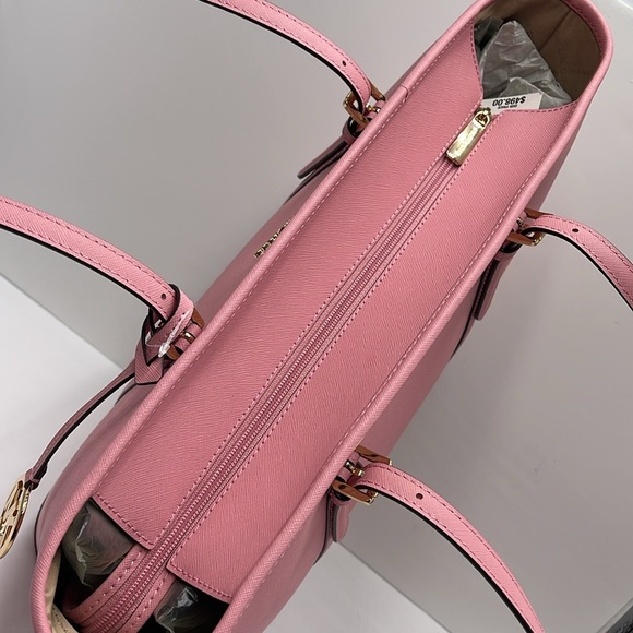 MICHAEL KORS
Jet Set Travel Lg Top Zip Shoulder Tote Saffiano Leather
Carnation - Picture 8 of 16